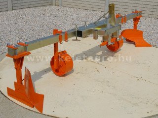 Viticulture plow with 2 heads, adjustable distance, for 16-23HP Japanese compact tractors, Komondor SZE-2A (1)
