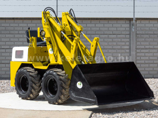 Zum Darstellen grösserer Bilder bitte klicken Sie hier
3561-35.817992207792-406 Komatsu SK04 Skid Steer Loader (1)