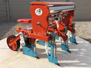 Corn seeder (3 rows) with plastic seeder tank, for Japanese compact tractors (1)