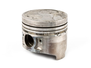 Kubota D1105 piston, used (1)